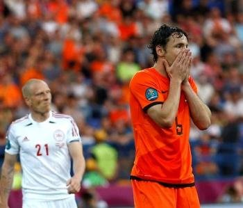 El centrocampista holandés Mark van Bommel lamenta perder 1-0 ante Dinamarca durante el primer partido del grupo B. Foto: EFE/JERRY LAMPEN