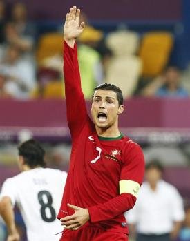 El jugador de la selección de Portugal Cristiano Ronaldo reclama ante el juez durante una jugada ante Alemania. Foto: EFE/ANTONIO BAT