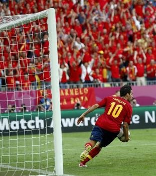 El delantero de España, Cesc Fábregas, celebra el único gol de España ante la selección italiana. Foto: EFE/Juan Carlos Cárdenas