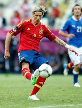 El jugador de la selección española Fernando Torres controla el balón durante el partido. Foto: EFE/LESZEK SZYMANSKI