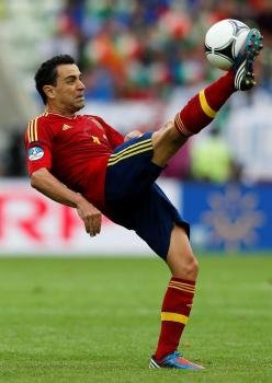Xavi Hernández controla el balón durante el partido. Foto: EFE/OLIVER WEIKEN