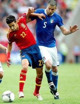 El jugador de la selección española Jesús Navas intenta deshacerse de la presión del jugador italiano Thiago Motta durante el partido de la Eurocopa. Foto:  EFE/LESZEK SZYMANSKI 