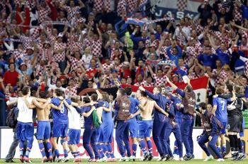 Aficionados de Croacia celebran con el equipo la victoria por 3-1 ante Irlanda durante el partido de la Eurocopa. Foto: EFE/ADAM CIERESZKO