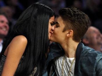 Justin Bieber besa a Selena Gomez. Foto: EFE/ARCHIVO