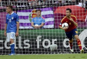 Cesc recoge el balón de la portería italiana nada más marcar el gol del empate  (Foto: Bartolomiej Zborowski)