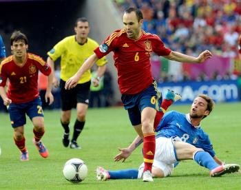 El jugador de la selección española Andrés Iniesta lucha por un balón con el internacional italiano Claudio Marchisio. Foto: EFE/BARTLOMIEJ ZBOROWSKI