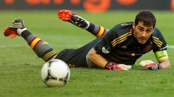 Casillas despeja el balón durante el partido. Foto: EFE/OLIVER WEIKEN