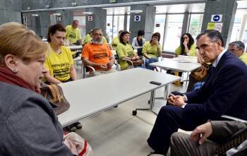 Castellano escucha a una de las afectadas por las preferentes, en Expourense. (Foto: BRAIS LORENZO)