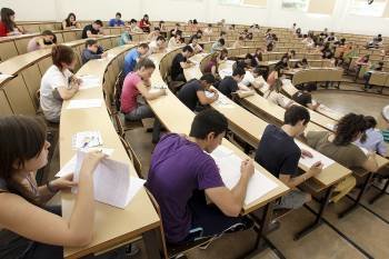 Varios alumnos realizan las pruebas de selectividad para acceder al sistema universitario. (Foto: M. CIEZA MORENO)