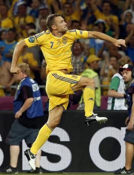 El jugador de la selección ucraniana Andriy Shevchenko celebra la victoria 2-1 ante Suecia. Foto: EFE/ SRDJAN SUKI