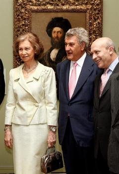 La reina Sofía, junto al presidente de la Cámara Baja, Jesús Posada (c), y el ministro de Educación, José Ignacio Wert (d), durante la inauguración de la muestra 'El último Rafael'. Foto: EFE/Ballesteros