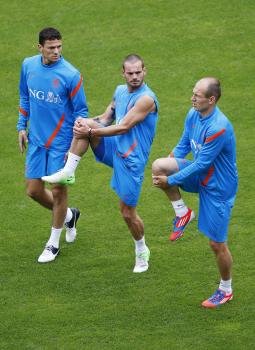 Boulahrouz,Sneijder y Robben, el domingo durante el entrenamiento en Kharkiv.