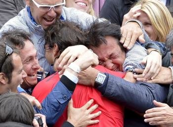 Nadal celebra la séptima victoria en el torneo Roland Garros abrazado a su  padre.