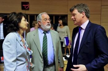  El ministro español de Agricultura Miguel Arias Canete (c), la comisaria europea de Pesca, Maria Damanakis (i) y el titular británico de Medio Ambiente, Richard Benyon 
