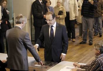 El presidente francés François Hollande ejerciendo su derecho al voto. (Foto: G. HORCAJUELO)