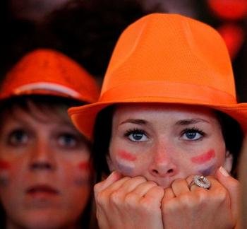 Una seguidora de la selección de fútbol holandesa lamenta la derrota de su equipo. Foto: EFE/Bas Czerwinski