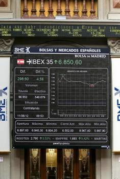 Panel en la Bolsa de Madrid que informa sobre el IBEX 35. (Foto: PACO CAMPOS)