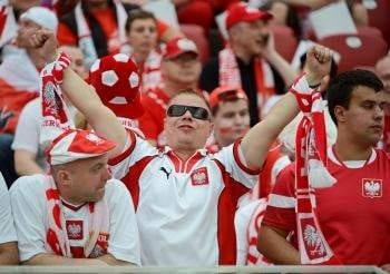 Seguidores polacos animan a su selección en el Estadio Nacional de Varsovia, Polonia. Foto: EFE/BARTLOMIEJ ZBOROWSKI