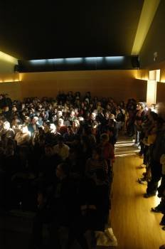 La reunión informativa llenó el Auditorio de Cambeo.  (Foto: MARTIÑO PINAL)