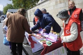 Voluntarios de Cruz Roja de O Ribeiro durante una campaña. (Foto: MARTIÑO PINAL)