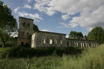 Las ruinas del antiguo balneario de Caldeliñas, situado en la  carretera de Laza. (Foto: MARCOS ATRIO)