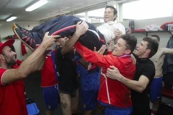 Luisito, a hombros de los jugadores en el vestuario tras conseguir el ascenso a Segunda B. (Foto: MIGUEL ÁNGEL)
