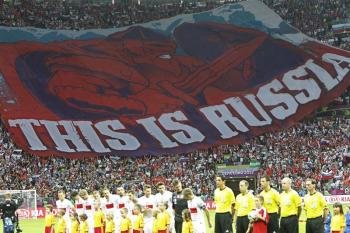 Una enorme pancarta que dice 'Esto es Rusia' es sostenida por hinchas de ese país antes del partido entre Polonia y Rusia en Varsovia (Polonia). Foto: EFE/LESZEK SZYMANSKI