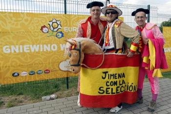 Aficionados de la selección española de fútbol, vestidos de toreros y picador. Foto: EFE/Juan Carlos Cárdenas