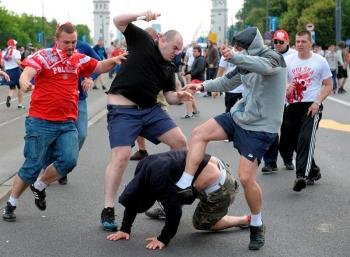 Aficionados rusos y polacos protagonizan unos enfrentamientos en las inmediaciones del estadio Nacional de Varsovia, Polonia, antes del comienzo del partido. Foto: EFE/Rafal Guz