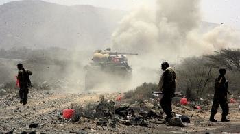 miembros del ejército de Yemen peleando hoy, martes 12 de junio de 2012, contra miembros de Al Qaeda en Zinyibar (Yemen).