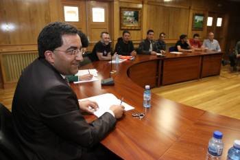 El alcalde, Antonio Pérez -en primer plano-, durante su reunión de ayer con los trabajadores. (Foto: XESÚS FARIÑAS)