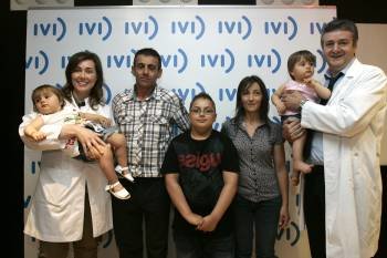 Izan (en el centro), junto a sus padres y sus hermanas y dos médicos. (Foto: IVI)