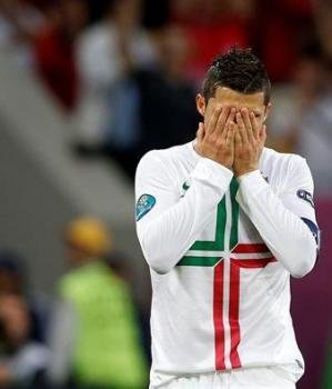 El internacional portugués Cristiano Ronaldo gesticula tras desaprovechar una oportunidad de marcar un gol durante el partido Dinamarca-Portugal. Foto:  EFE/Mario Cruz