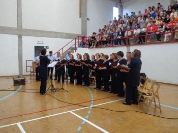 El coro de Veigamuiños, en la misa.