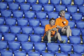 Aficionados de Holanda lamentan la derrota ante Alemania. Foto: EFE/ RUNGROJ YONGRIT