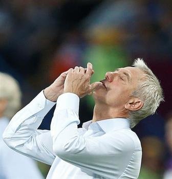 El entrenador holandés Bert van Marwijk durante el primer partido entre Holanda y Dinamarca. Foto: EFE/TOLGA BOZOGLU