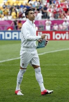  Cristiano Ronaldo gesticula poco antes de que comience el partido frente a Dinamarca. Foto: EFE/Kerim Okten
