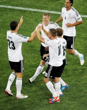Los jugadores de la selección alemana felicitan a Mario Gomez (izq), después de marcar el 1-0 ante Holanda. Foto: EFE/Kim Ludbrook