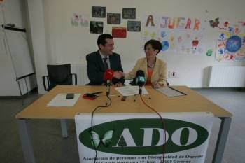 Manuel Menéndez y Elvira Ramos, ayer en la firma del convenio, en Ourense. (Foto: MARCOS ATRIO)