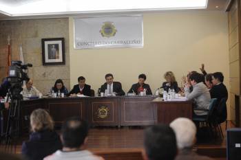Sesión plenaria, ayer, de la Corporacion carballiñesa, presidida por Marnotes. (Foto: MARTIÑO PINAL)