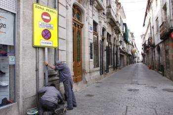 Las señales para indicar la zona peatonal ya fueron instaladas el pasado mes de marzo. (Foto: XESUS FARIÑAS)