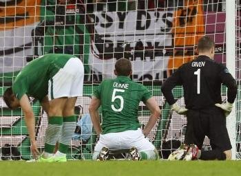  Los jugadores de Irlanda , de izquierda a derecha, Sean St Ledger, Richard Dunne y el portero Shay Given muestran su decepción durante un partido contra España. Foto: EFE/OLIVER WEIKEN