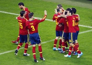 Varios jugadores de España celebran el 2-0 contra Irlanda. Foto: EFE/KAMIL KRZACZYNSKI