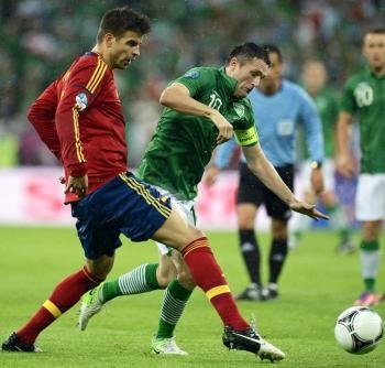 Gerard Piqué pelea por el control del balón con el irlandés Robbie Keane. Foto: EFE/Vassil Donev