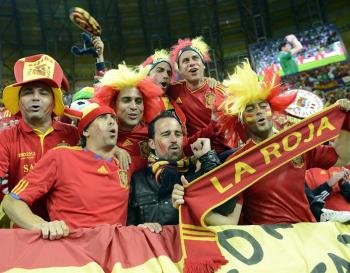 Aficionados españoles celebran la victoria ante Irlanda, en Gdansk. Foto:  EFE/ RADEK PIETRUSZKA