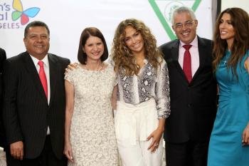 Jennifer, con el ministro de Salud panameño, la primera dama Marta Martinelli, Alberto Visto y su hermana Lynda.