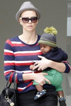 Charlize Theron y su hijo Jackson.