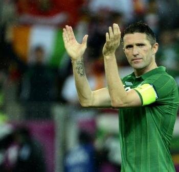 El jugador de Irlanda Robbie Keane aplaude después del partido contra España. Foto: EFE/BARTLOMIEJ ZBOROWSKI