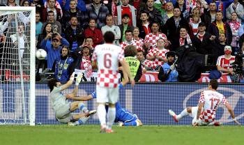 Mandzukic, en el momento de golpear la pelota que terminó suponiendo el empate. (Foto: BRYAN STEWART)