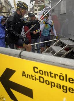 Armstrong, durante un control antidopaje en julio del año 2009. (Foto: NICOLAS BOUVY)